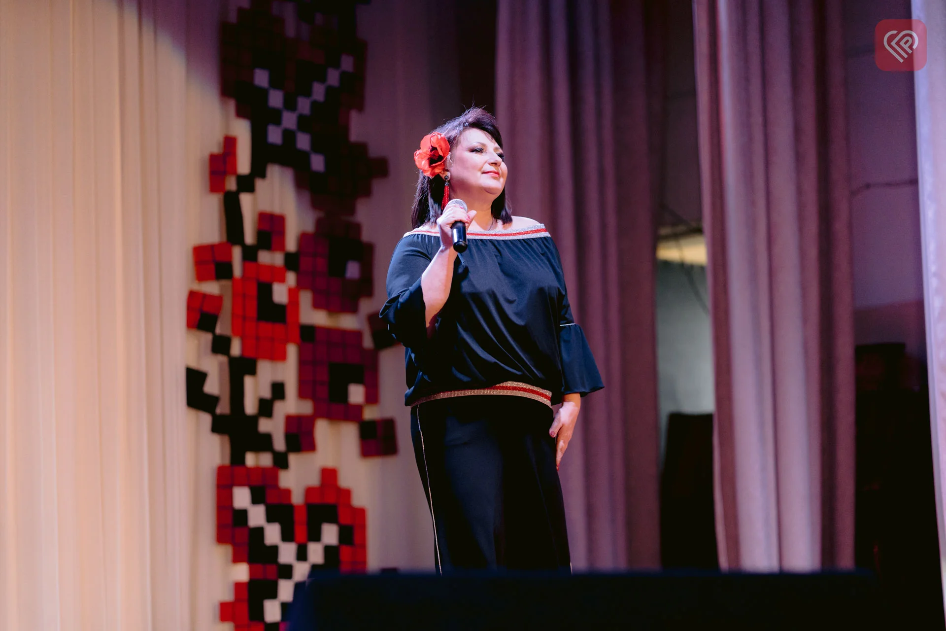 Танцювали, співали і збирали кошти на потреби ЗСУ: артисти Бориспільщини дали благодійний концерт у Переяславському ЦКМ