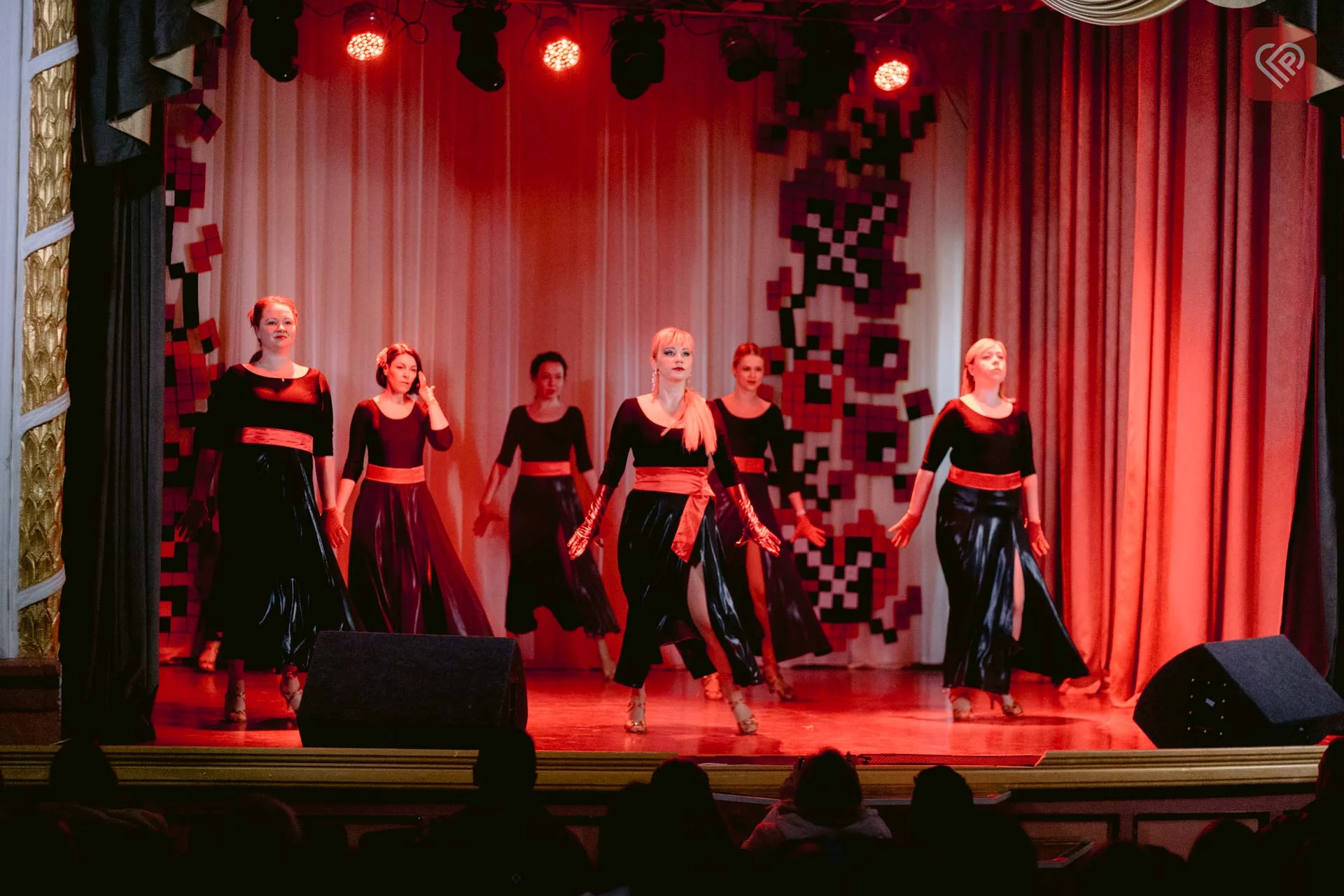 Танцювали, співали і збирали кошти на потреби ЗСУ: артисти Бориспільщини дали благодійний концерт у Переяславському ЦКМ