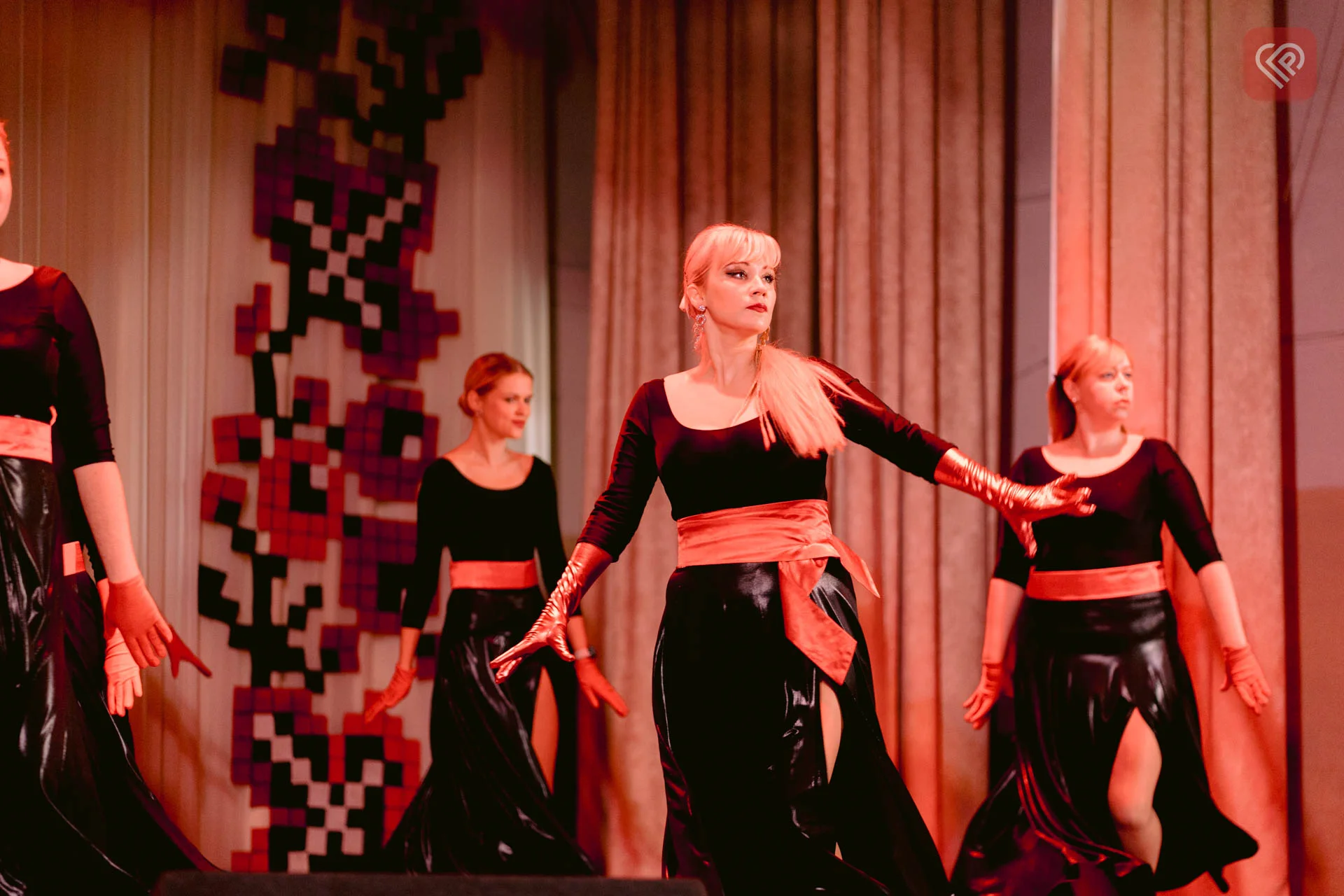 Танцювали, співали і збирали кошти на потреби ЗСУ: артисти Бориспільщини дали благодійний концерт у Переяславському ЦКМ