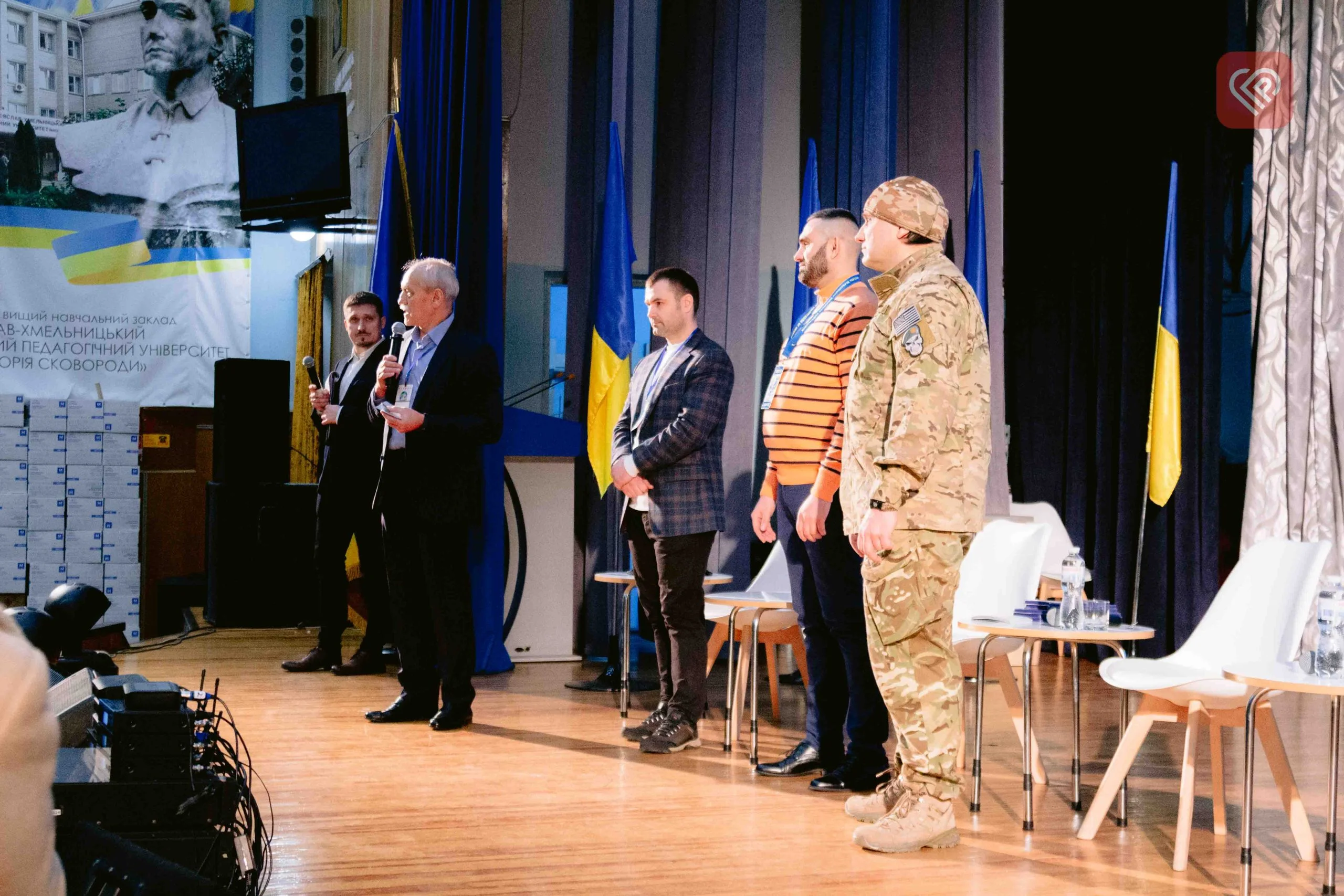 до учасників форуму звернулися голова оргкомітету форуму, Голова Правління громадської організації «Міжнародна асоціація волонтерів, переселенців та біженців України» Володимир Пісоцький, ректор університету Віталій Коцур та міський голова Переяслава Вячеслав Саулко