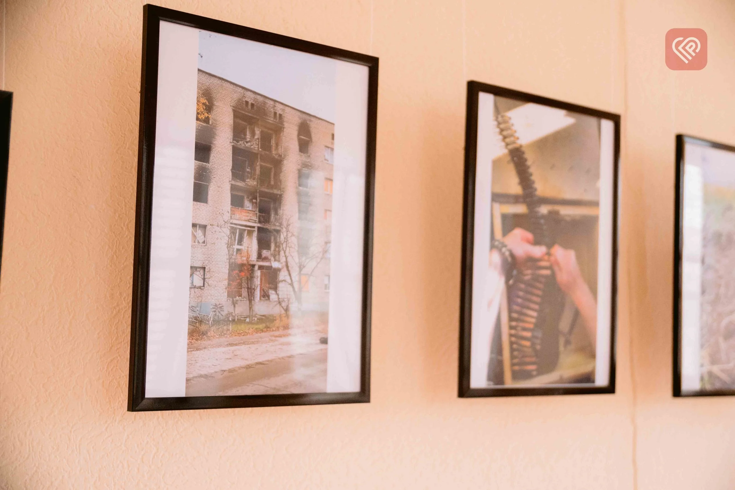 У Переяславі до 26 квітня експонуватимуть фотовиставку «С#ка війна»: відвідавши її ви можете допомогти нашим захисникам (фоторепортаж з відкриття)