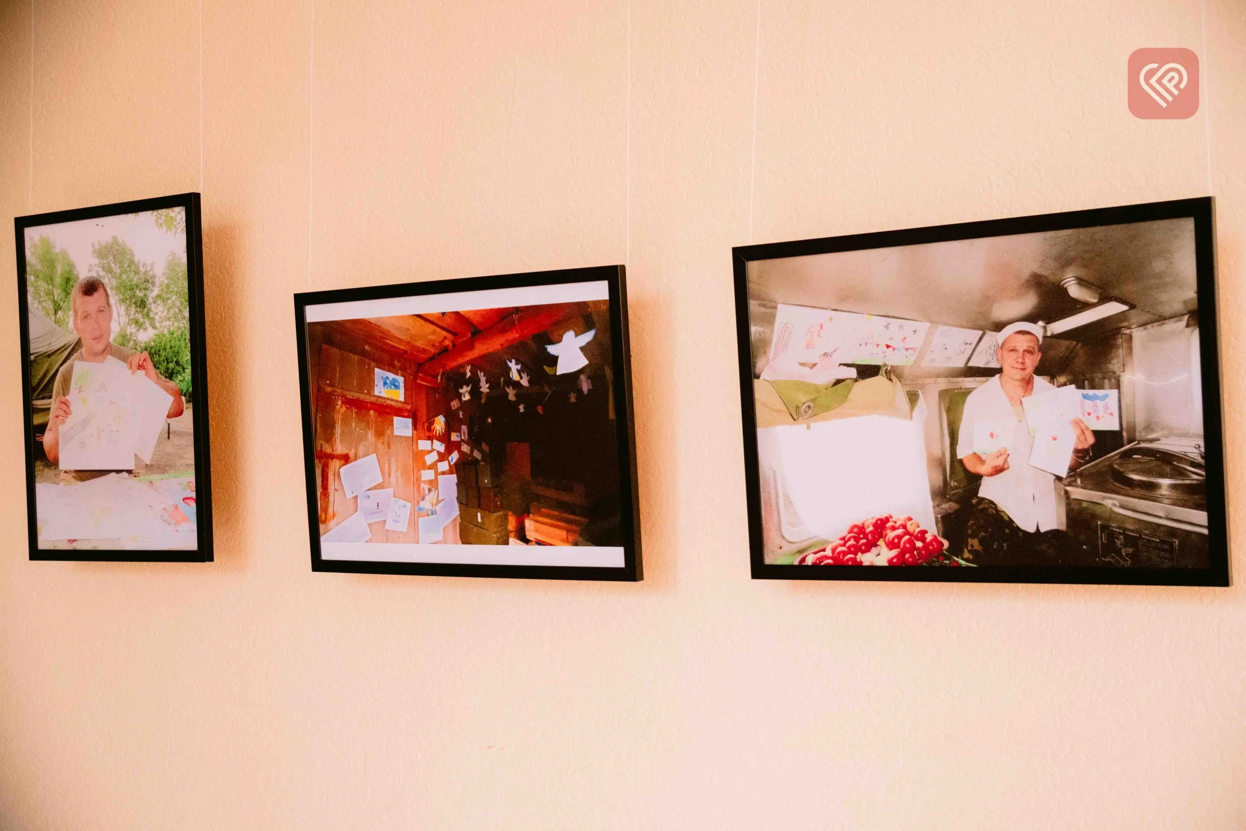 У Переяславі до 26 квітня експонуватимуть фотовиставку «С#ка війна»: відвідавши її ви можете допомогти нашим захисникам (фоторепортаж з відкриття)