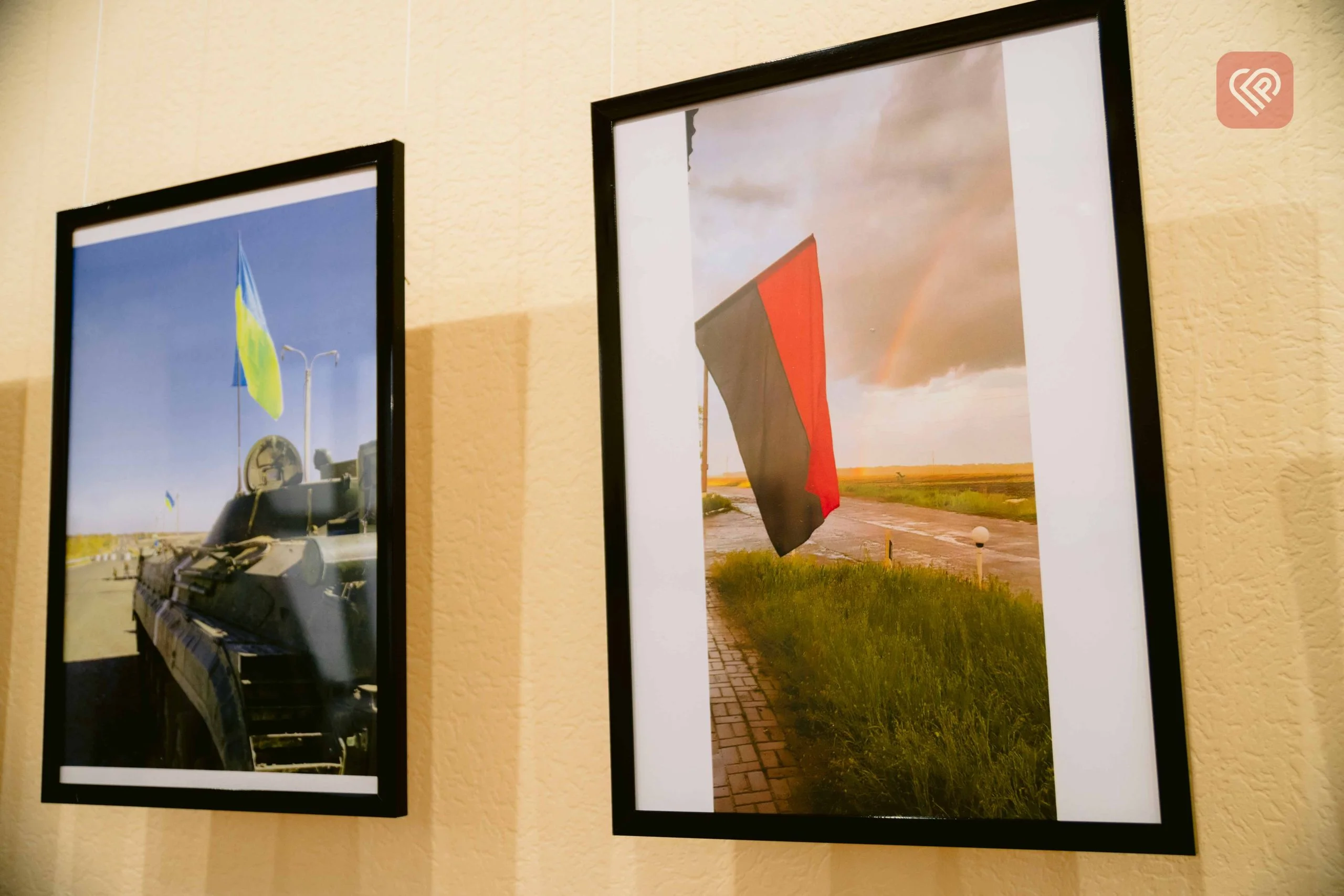 У Переяславі до 26 квітня експонуватимуть фотовиставку «С#ка війна»: відвідавши її ви можете допомогти нашим захисникам (фоторепортаж з відкриття)