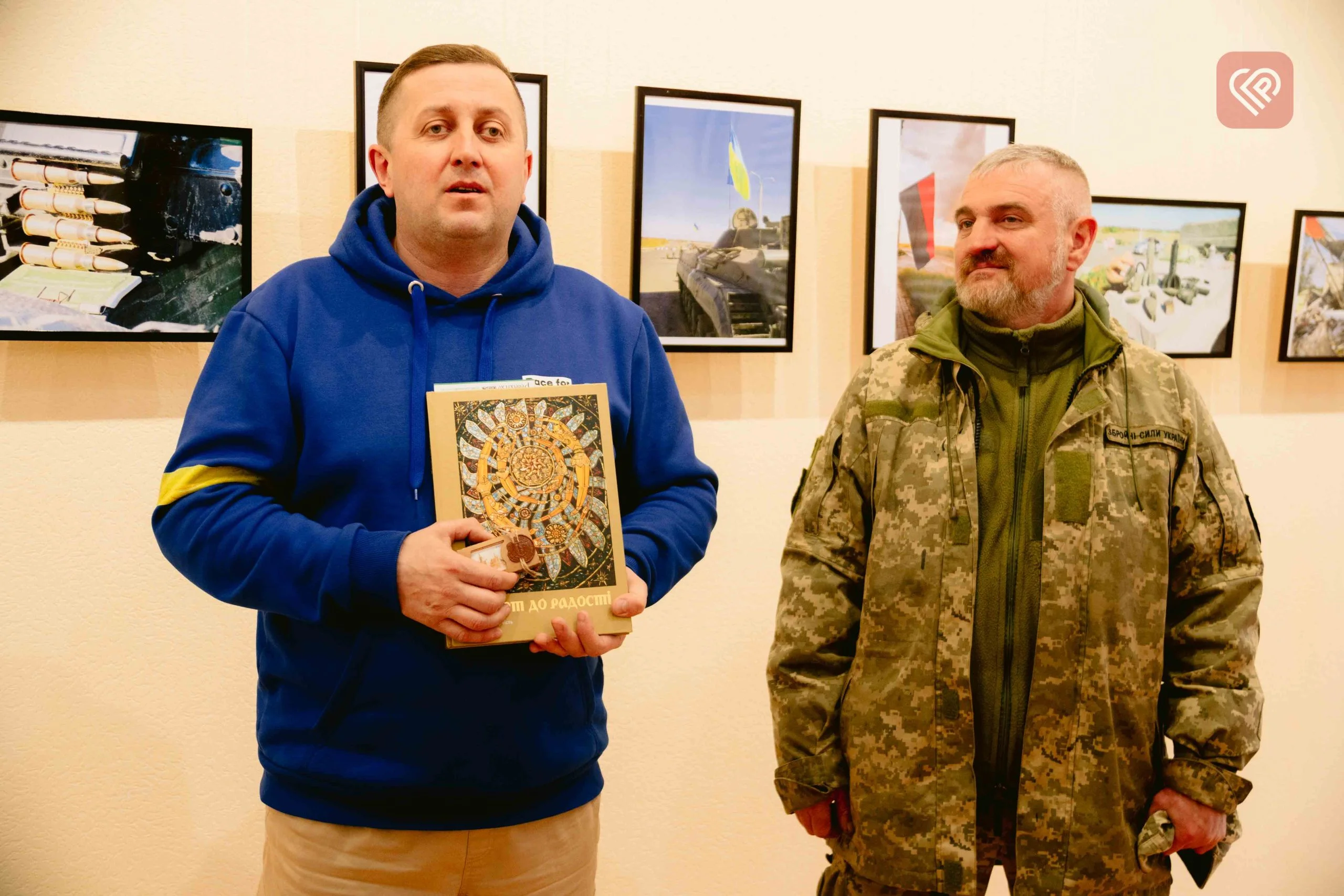 У Переяславі до 26 квітня експонуватимуть фотовиставку «С#ка війна»: відвідавши її ви можете допомогти нашим захисникам (фоторепортаж з відкриття)