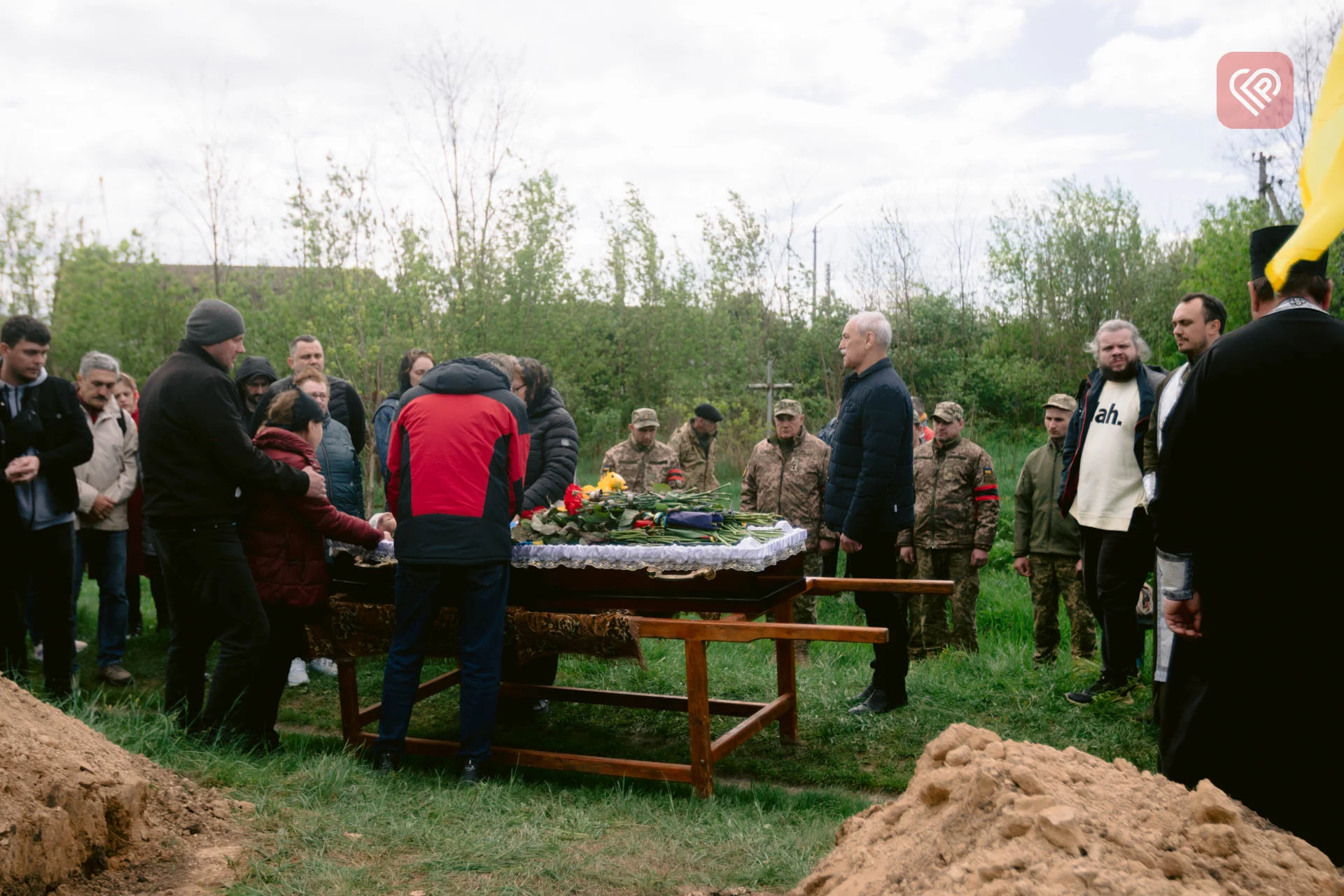 У Переяславі попрощалися із захисником Дмитром Сіриком: уродженець Луганщини знайшов останній спочинок на Ярмарковому кладовищі