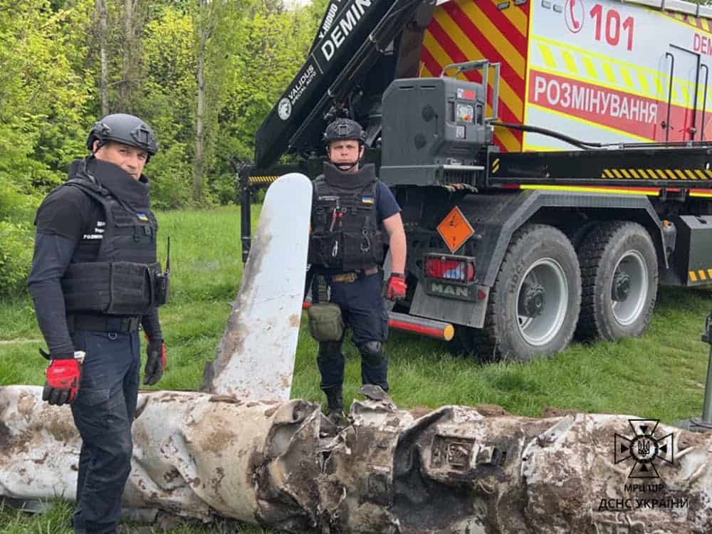 Небезпечний урожай: киянин на своєму городі знайшов крилату ракету