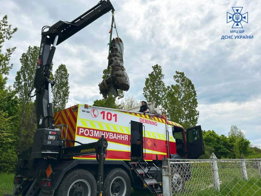 Небезпечний урожай: киянин на своєму городі знайшов крилату ракету