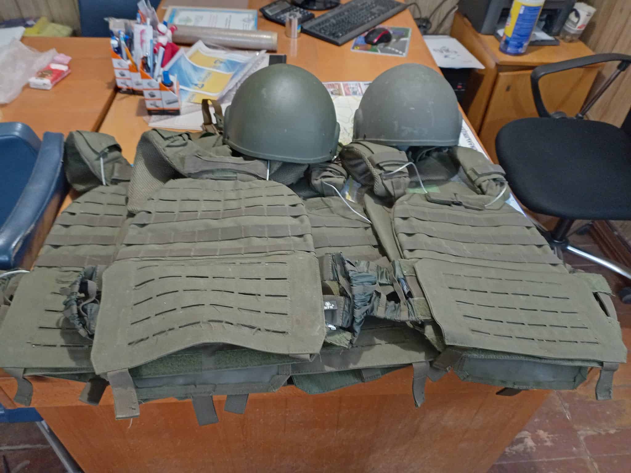 Волонтери з організації «4.5.0. Переяслав» відвідали передові позиції земляків на Бахмутському напрямку: передали плитоноски, шоломи, продукти харчування та інше