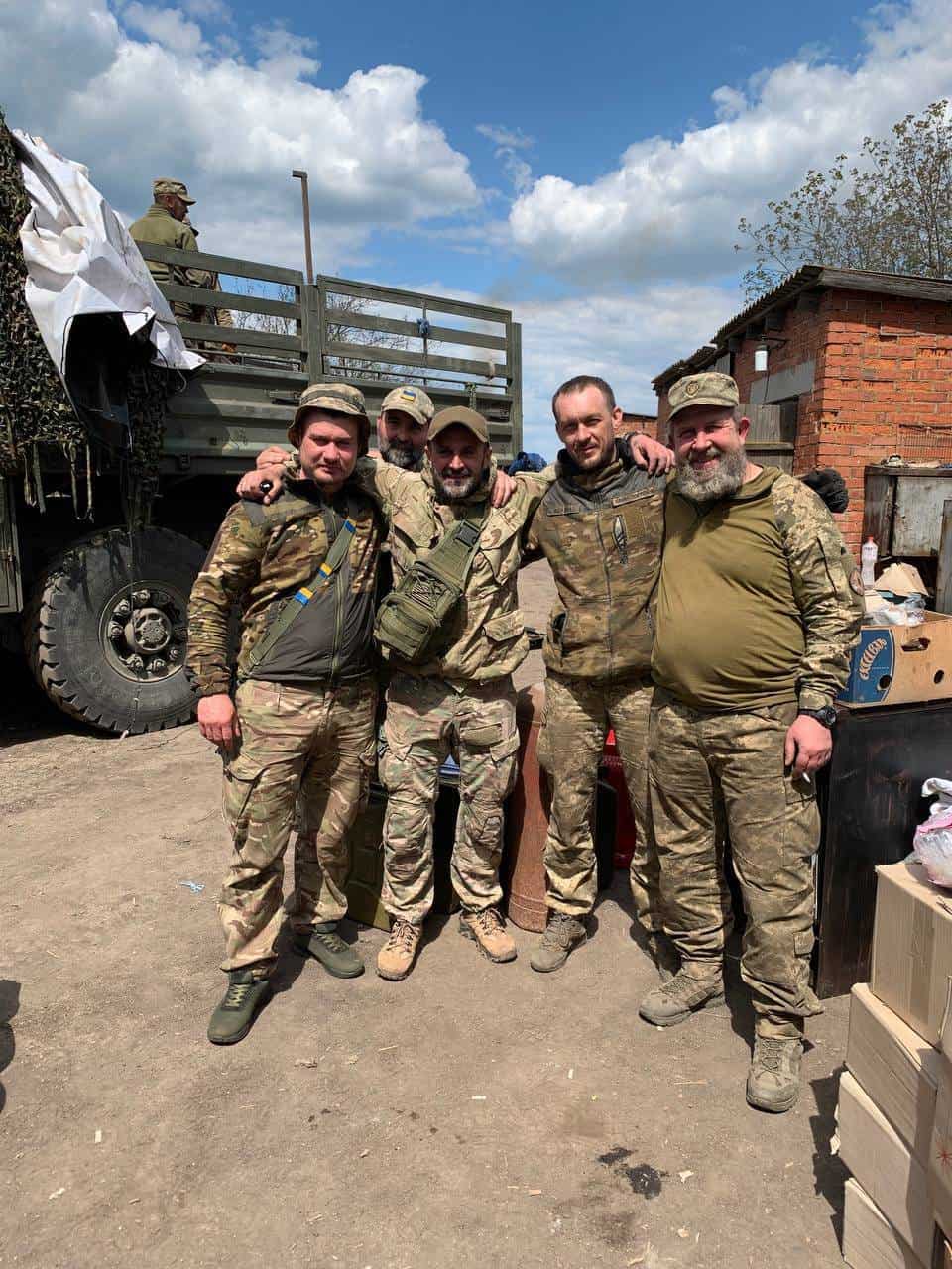 Волонтери з організації «4.5.0. Переяслав» відвідали передові позиції земляків на Бахмутському напрямку: передали плитоноски, шоломи, продукти харчування та інше