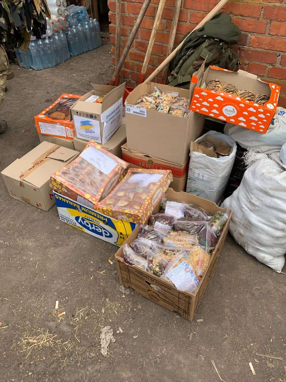 Волонтери з організації «4.5.0. Переяслав» відвідали передові позиції земляків на Бахмутському напрямку: передали плитоноски, шоломи, продукти харчування та інше