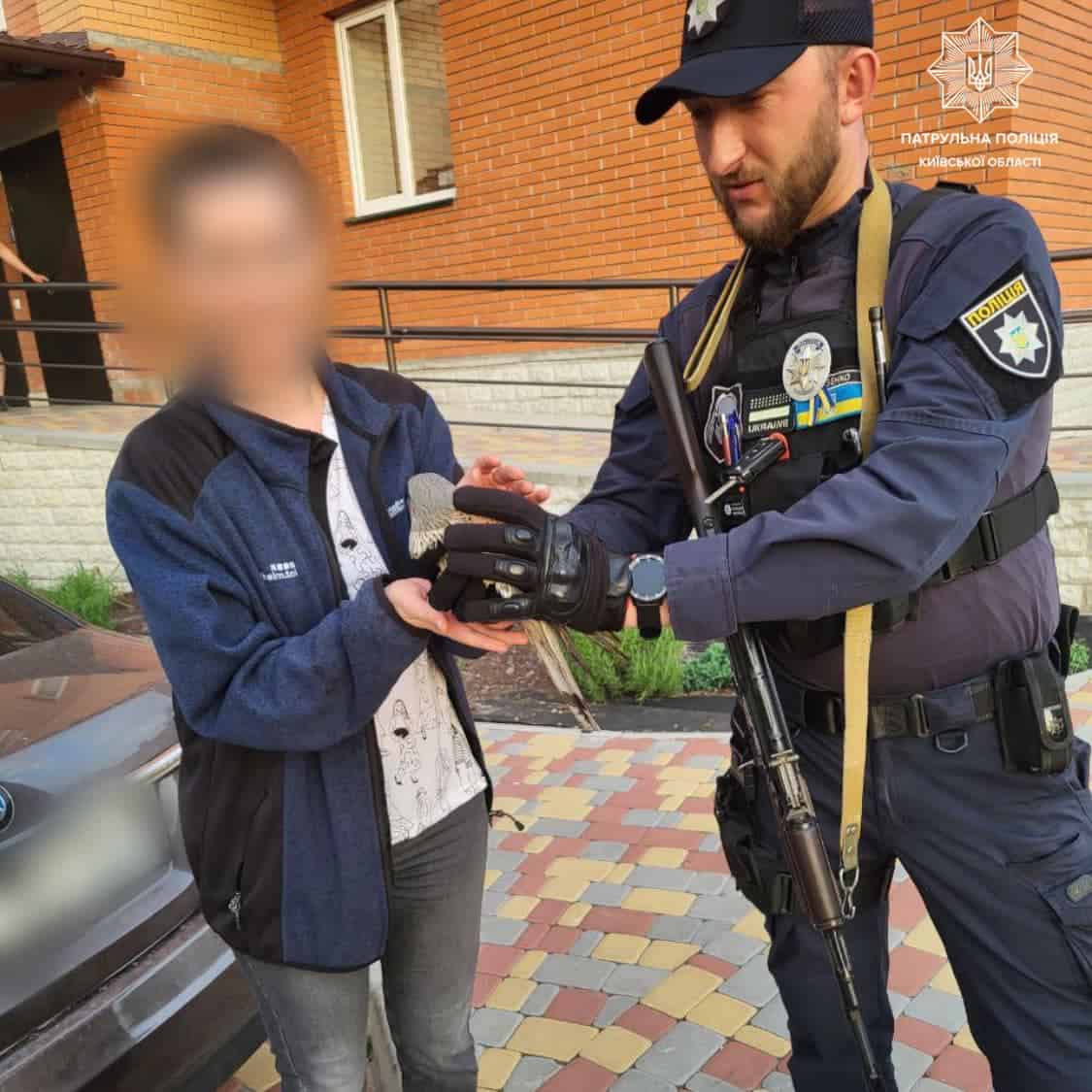 «Добрі справи маленькими не бувають»: правоохоронці Борисполя врятували яструба з переламаним крилом