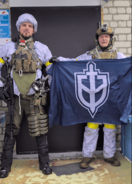 Дєніс Нікітін (зліва) поруч з біцем корпусу в Брянській області, рф