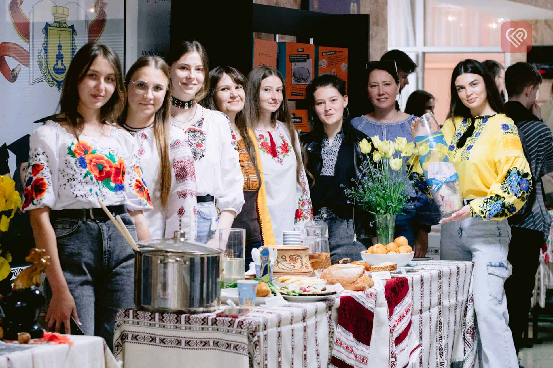 Стартувала благодійна акція «Одягни вишиванку – підтримай захисника»: в університеті Переяслава вже зібрали близько 30 000 гривень для ЗСУ (фоторепортаж)