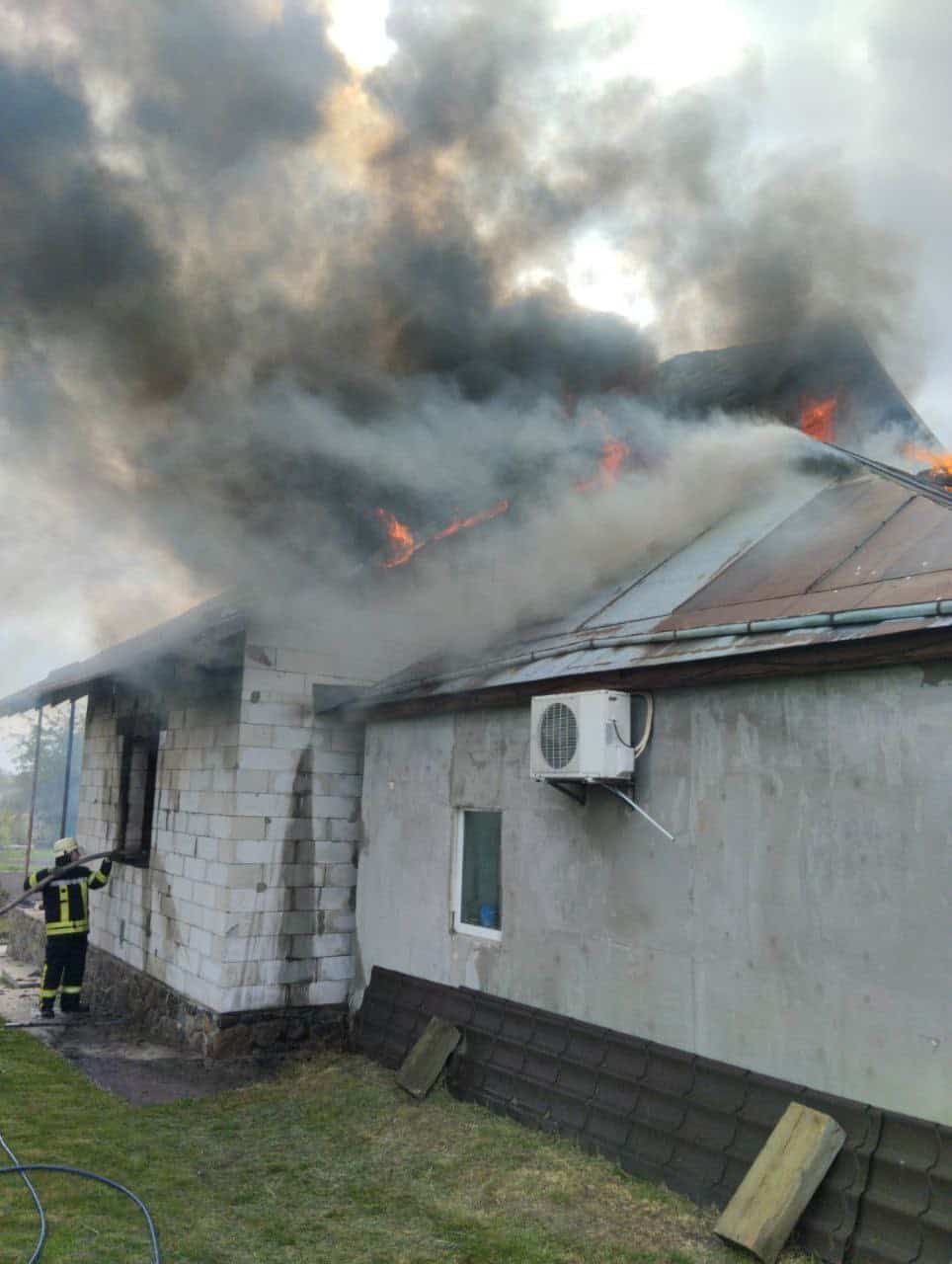 На Переяславщині горів житловий будинок та новобудова: фото та відео з місця події