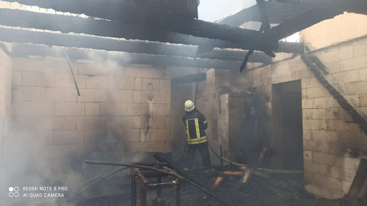 На Переяславщині горів житловий будинок та новобудова: фото та відео з місця події
