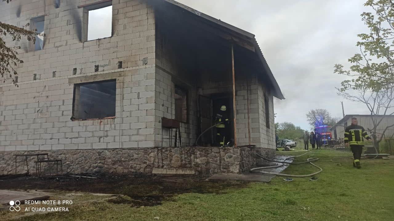 На Переяславщині горів житловий будинок та новобудова: фото та відео з місця події