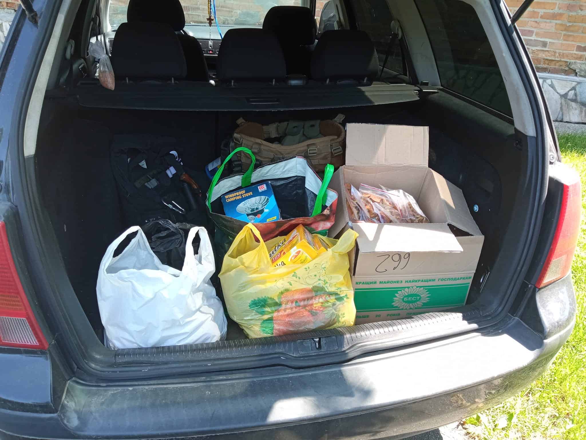 Переяславська гімназія №3 підбила проміжні підсумки волонтерської діяльності: виготовляли окопні свічки, обереги, в'язані килимці та інше