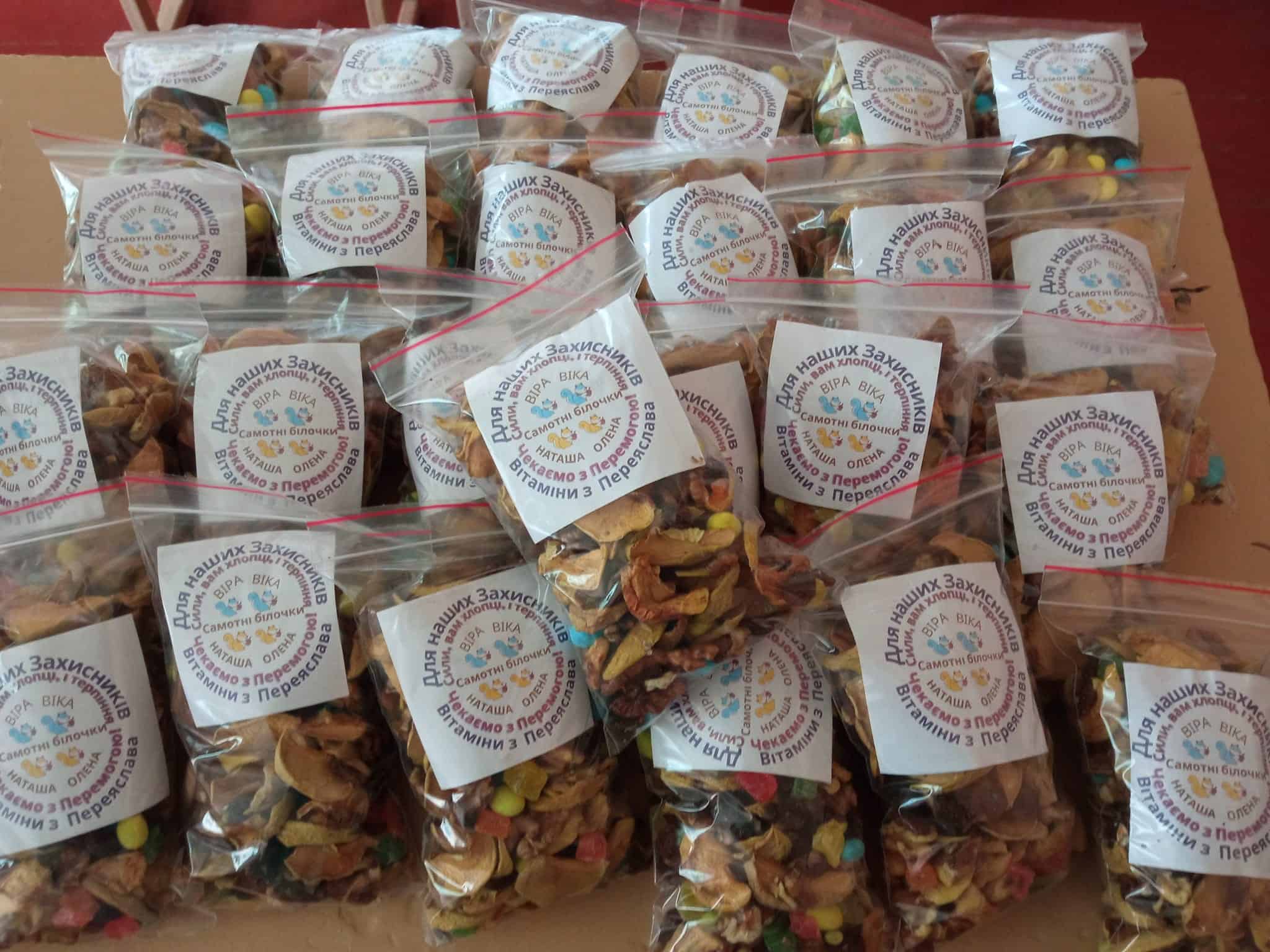 Переяславська гімназія №3 підбила проміжні підсумки волонтерської діяльності: виготовляли окопні свічки, обереги, в'язані килимці та інше