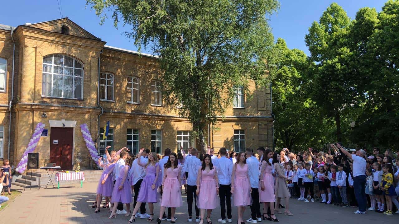 Кружляли у вальсі і приймали найтепліші слова вітань: останній дзвінок пролунав для випускників Переяславської гімназії №2