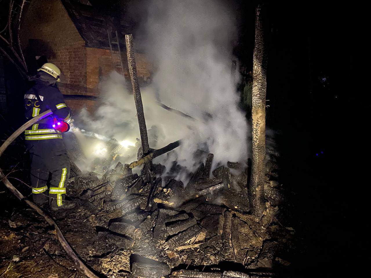 На Переяславщині горіла господарча будівля: відео з місця події