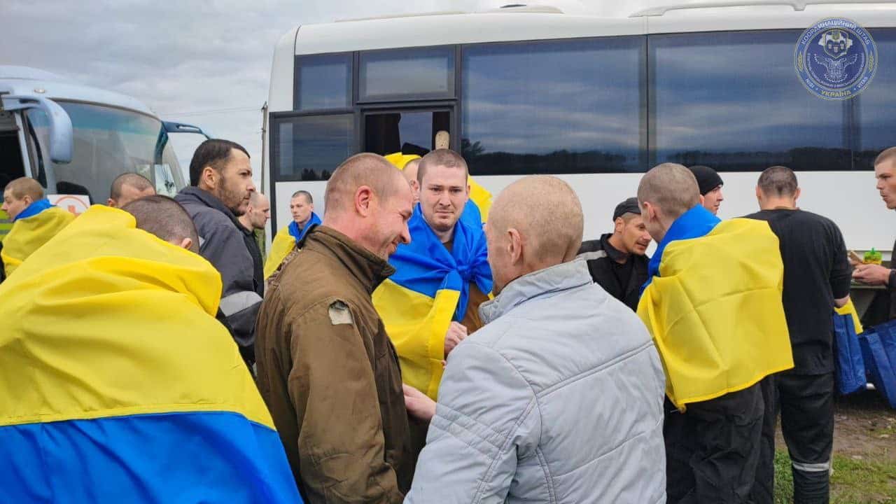 Україна повертає ще 95 героїв додому: відбувся черговий обмін полоненими