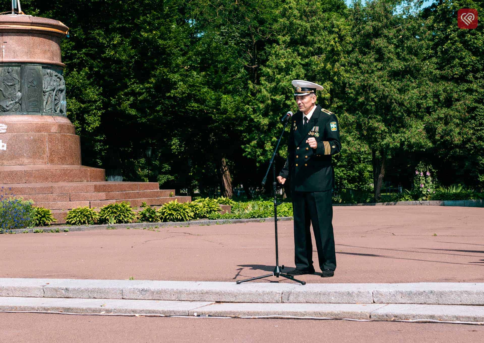 На центральній площі міста відбулися урочистості з нагоди Дня Військово-морських Сил ЗСУ: як це було (фотозвіт)