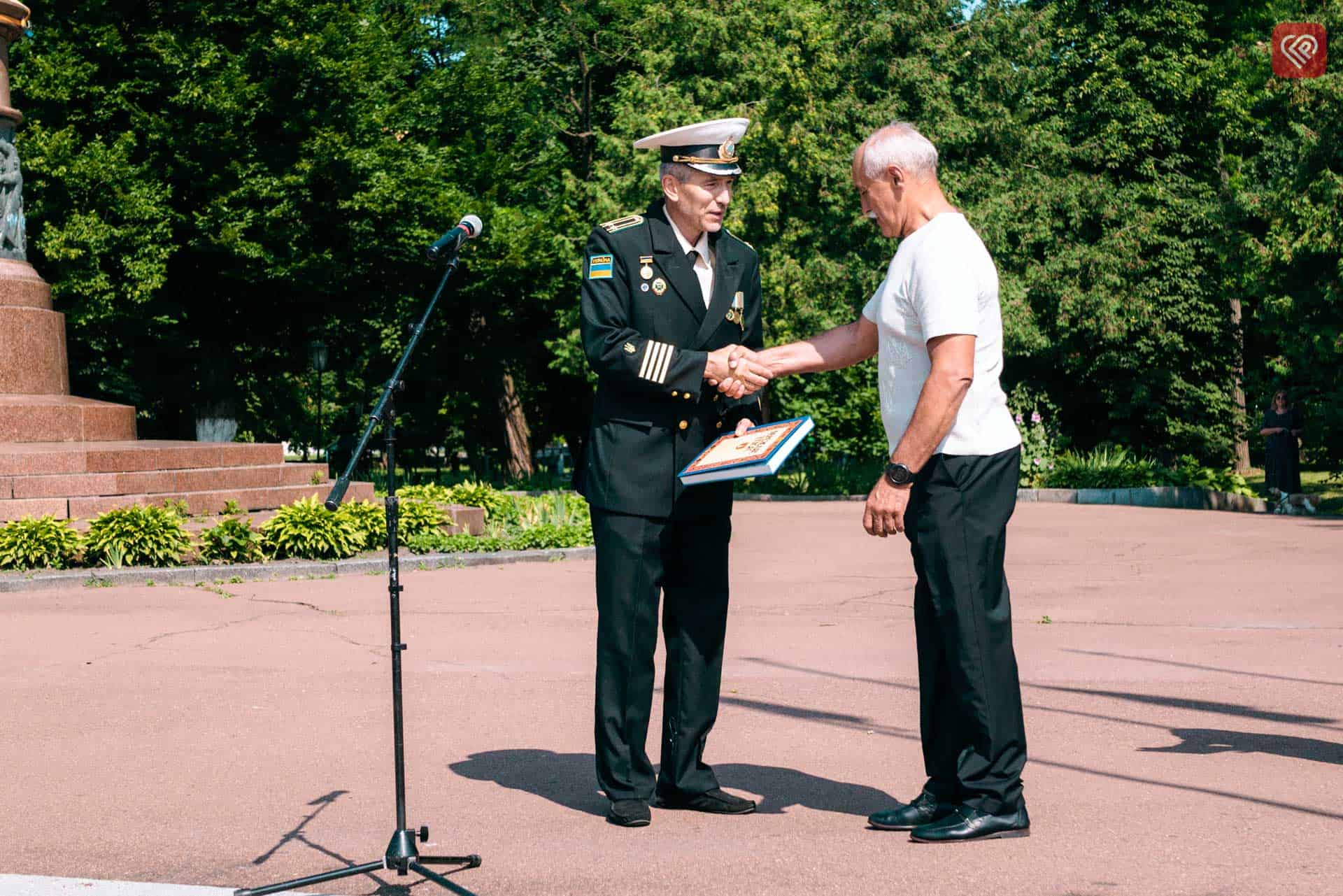 На центральній площі міста відбулися урочистості з нагоди Дня Військово-морських Сил ЗСУ: як це було (фотозвіт)