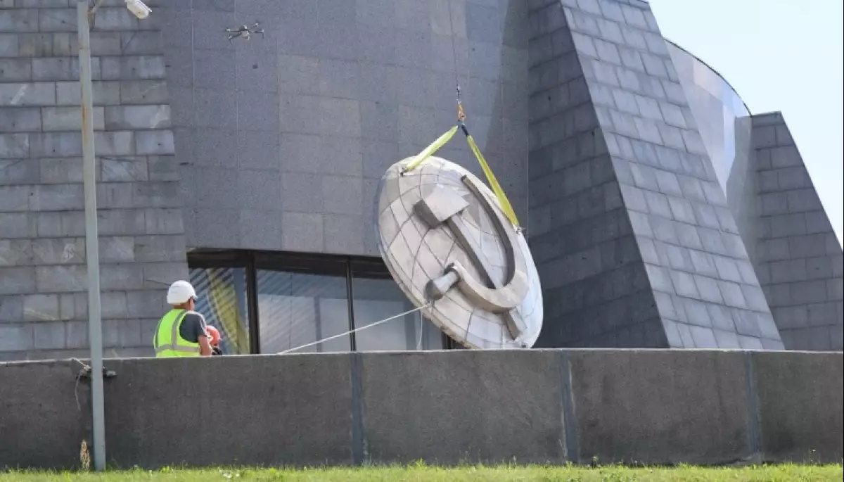 У Києві повністю демонтували герб СРСР зі щита монумента «Батьківщина-Мати»