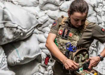 Чи зможуть жінки-медики, що стали на військовий облік, виїжджати закордон: пояснення від МОЗ