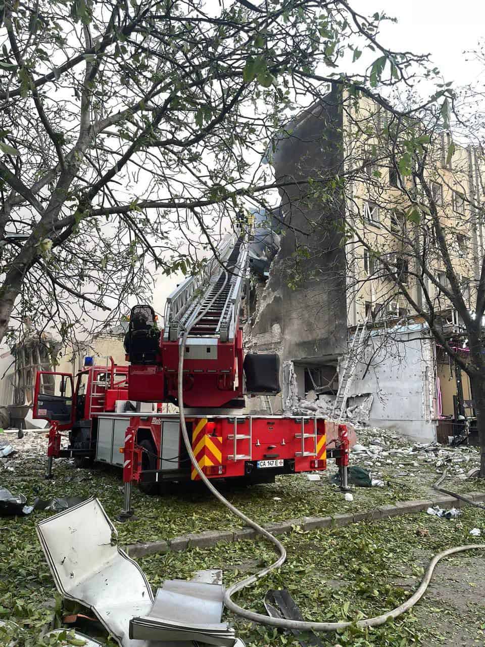 У Києві та Київській області внаслідок ракетного обстрілу є руйнування та постраждалі: яка ситуація в інших регіонах