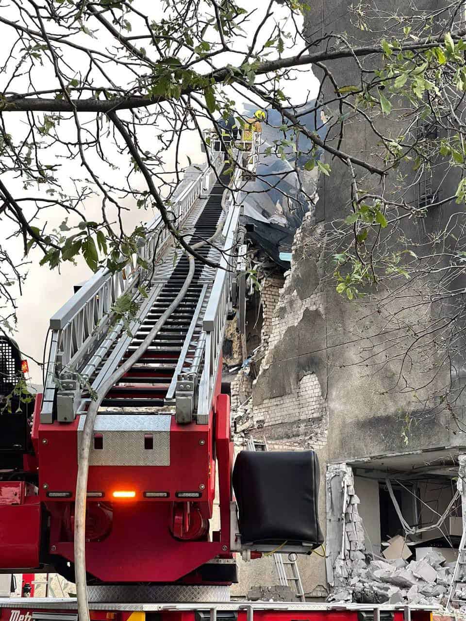 У Києві та Київській області внаслідок ракетного обстрілу є руйнування та постраждалі: яка ситуація в інших регіонах