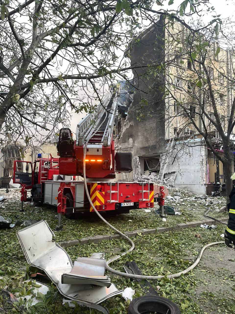 У Києві та Київській області внаслідок ракетного обстрілу є руйнування та постраждалі: яка ситуація в інших регіонах