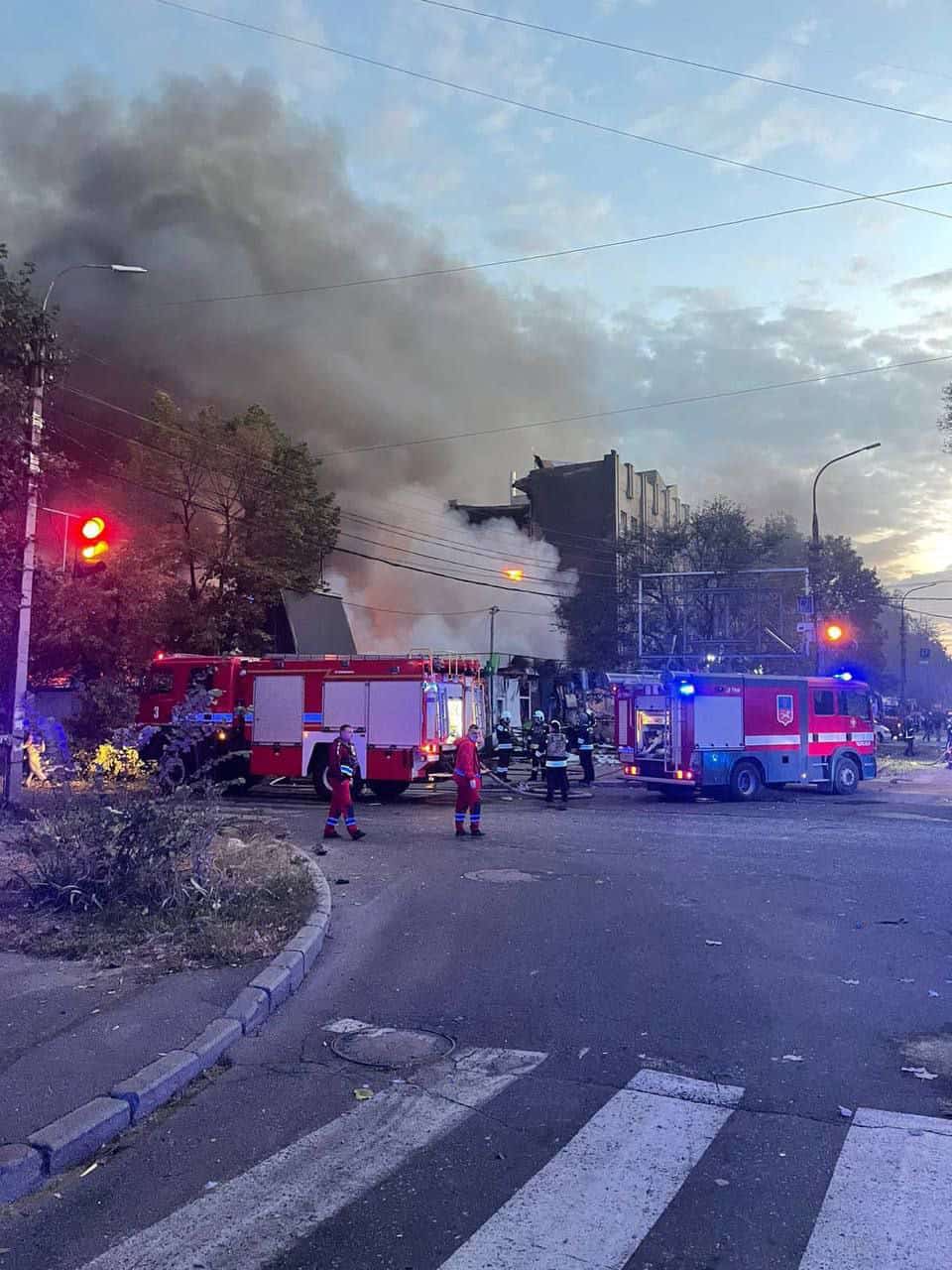 У Києві та Київській області внаслідок ракетного обстрілу є руйнування та постраждалі: яка ситуація в інших регіонах