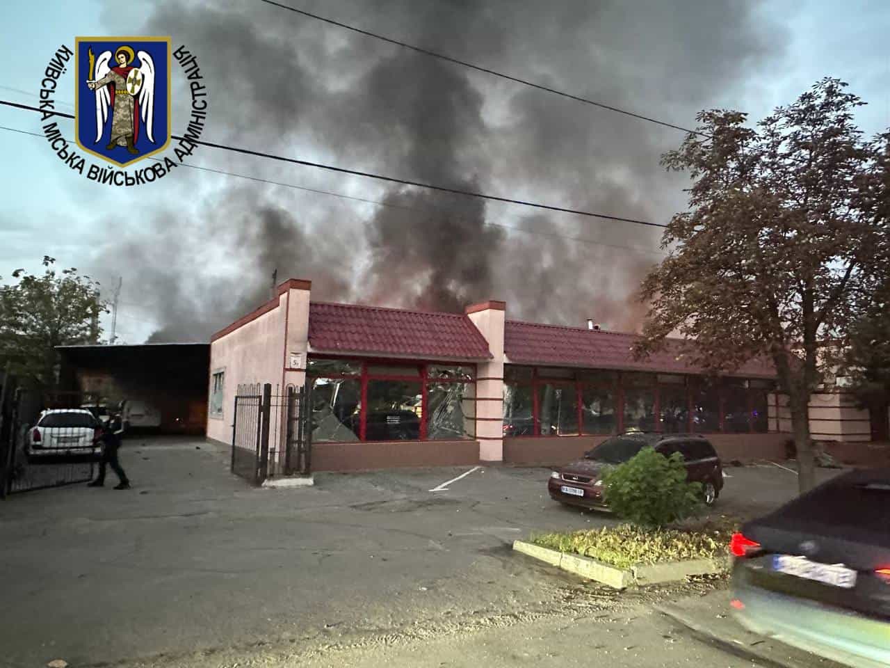 У Києві та Київській області внаслідок ракетного обстрілу є руйнування та постраждалі: яка ситуація в інших регіонах