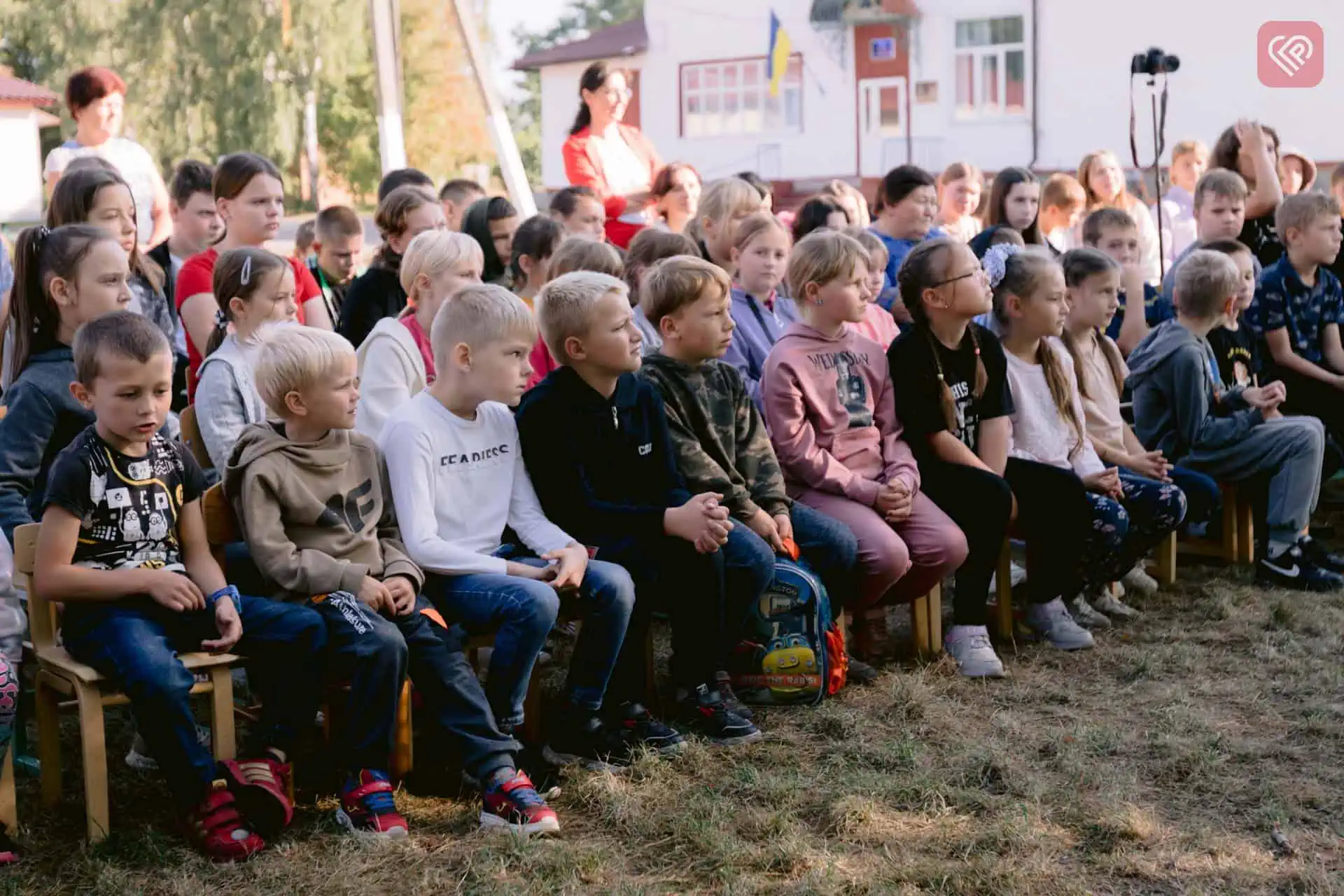 Волонтер ГО «4.5.0 Переяслав» та воїн бригади «Маґура» поспілкувалися з учнями Демʼянецької гімназії