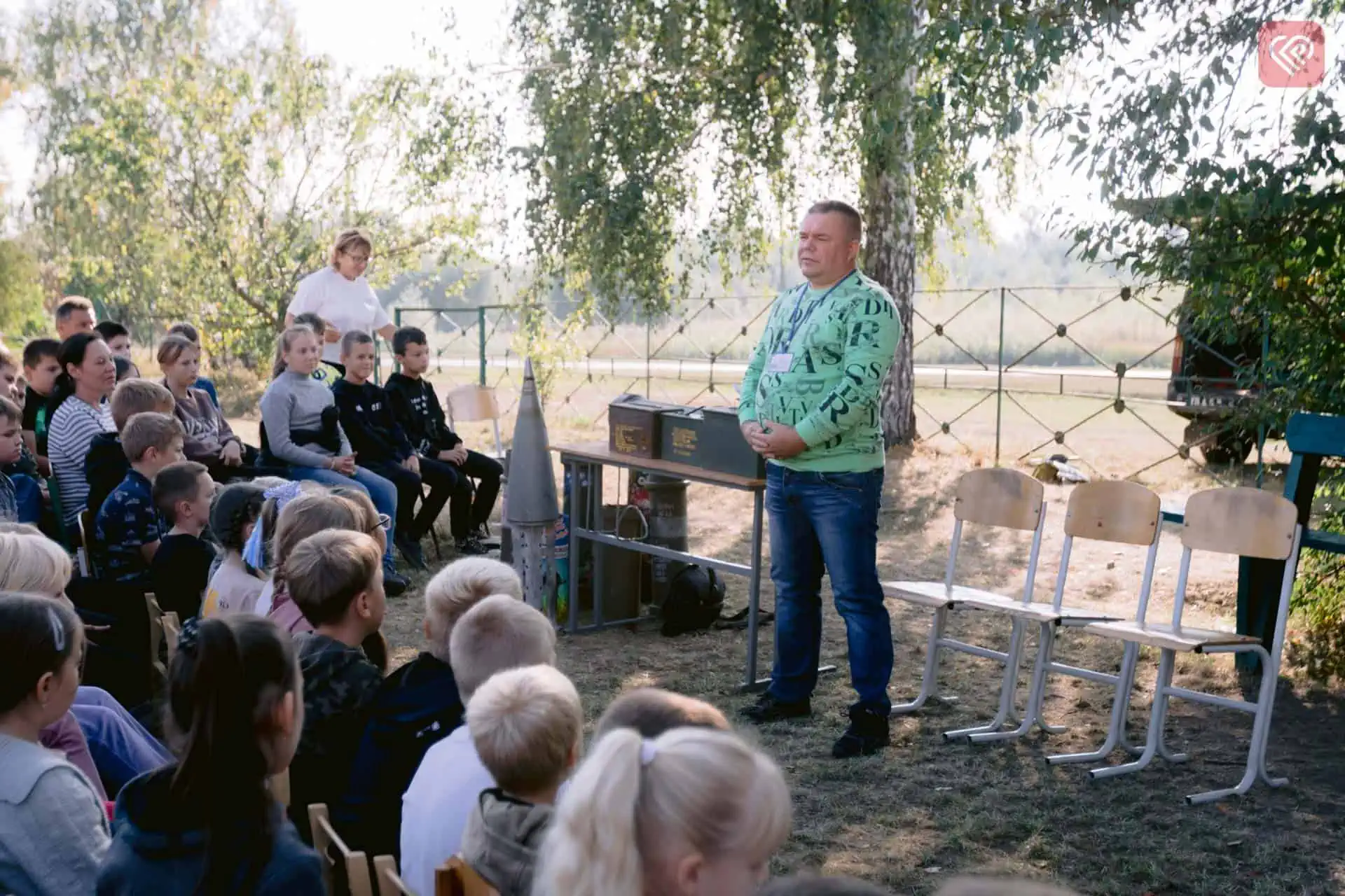 Волонтер ГО «4.5.0 Переяслав» та воїн бригади «Маґура» поспілкувалися з учнями Демʼянецької гімназії