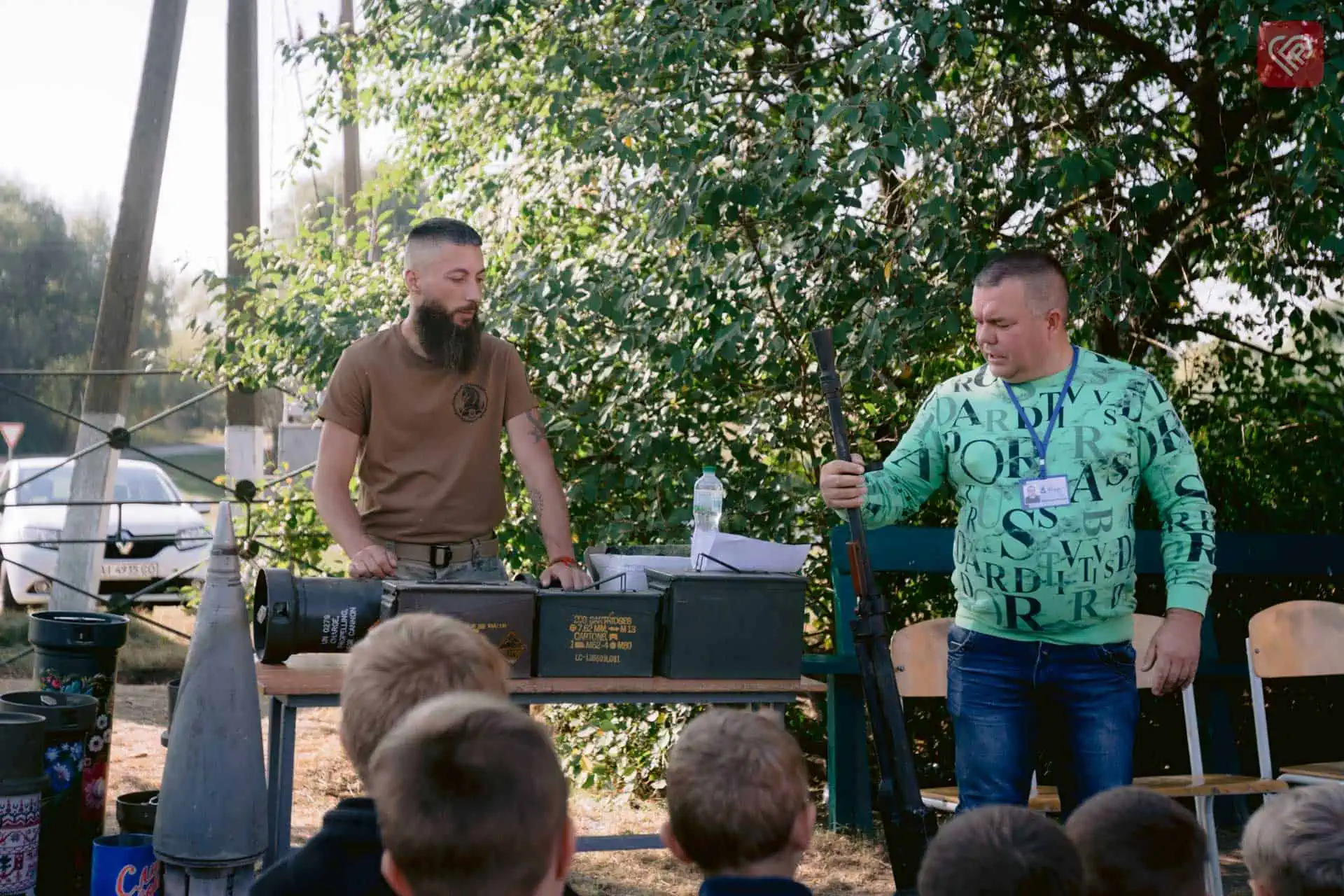 Волонтер ГО «4.5.0 Переяслав» та воїн бригади «Маґура» поспілкувалися з учнями Демʼянецької гімназії