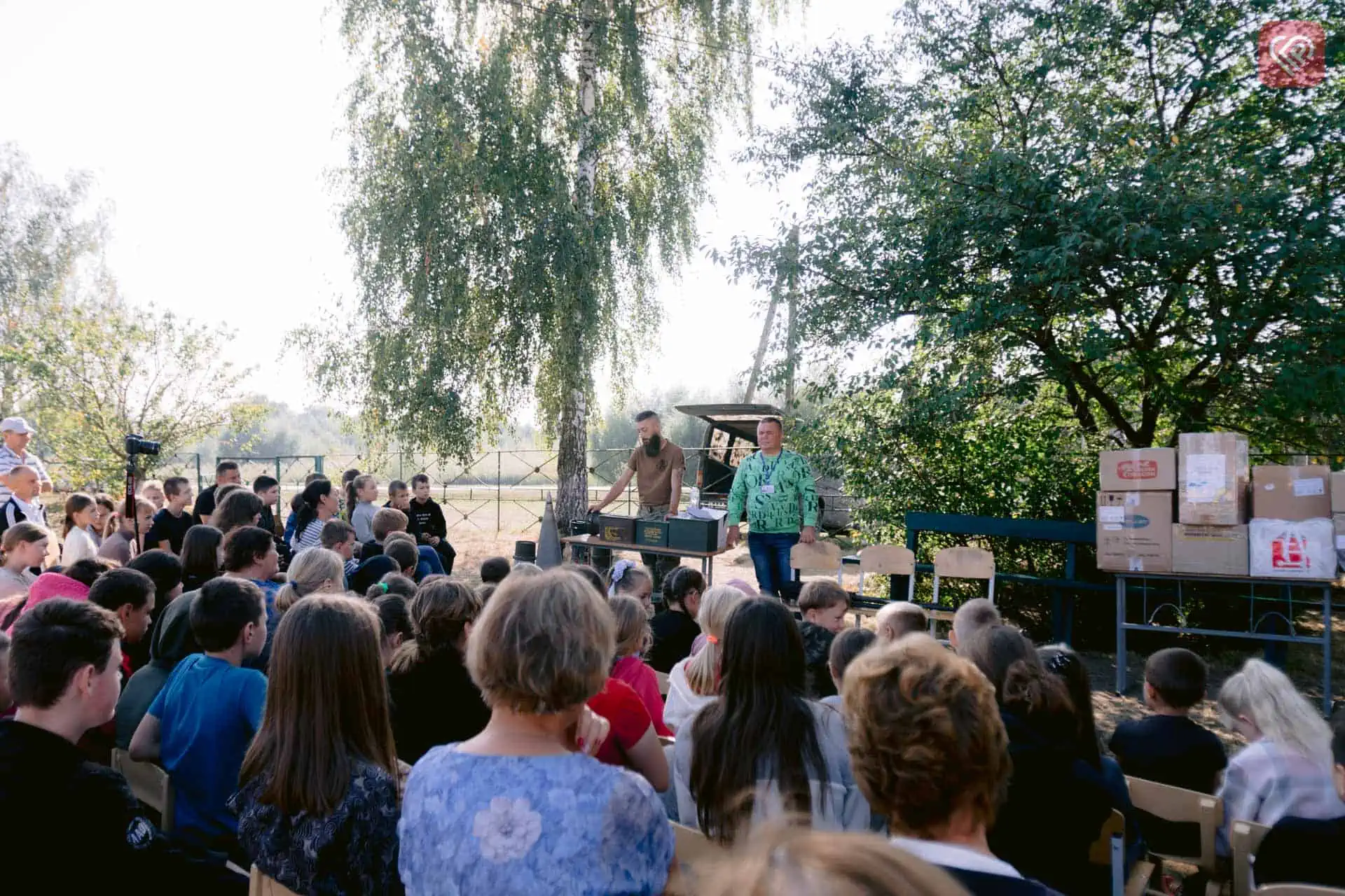 Волонтер ГО «4.5.0 Переяслав» та воїн бригади «Маґура» поспілкувалися з учнями Демʼянецької гімназії