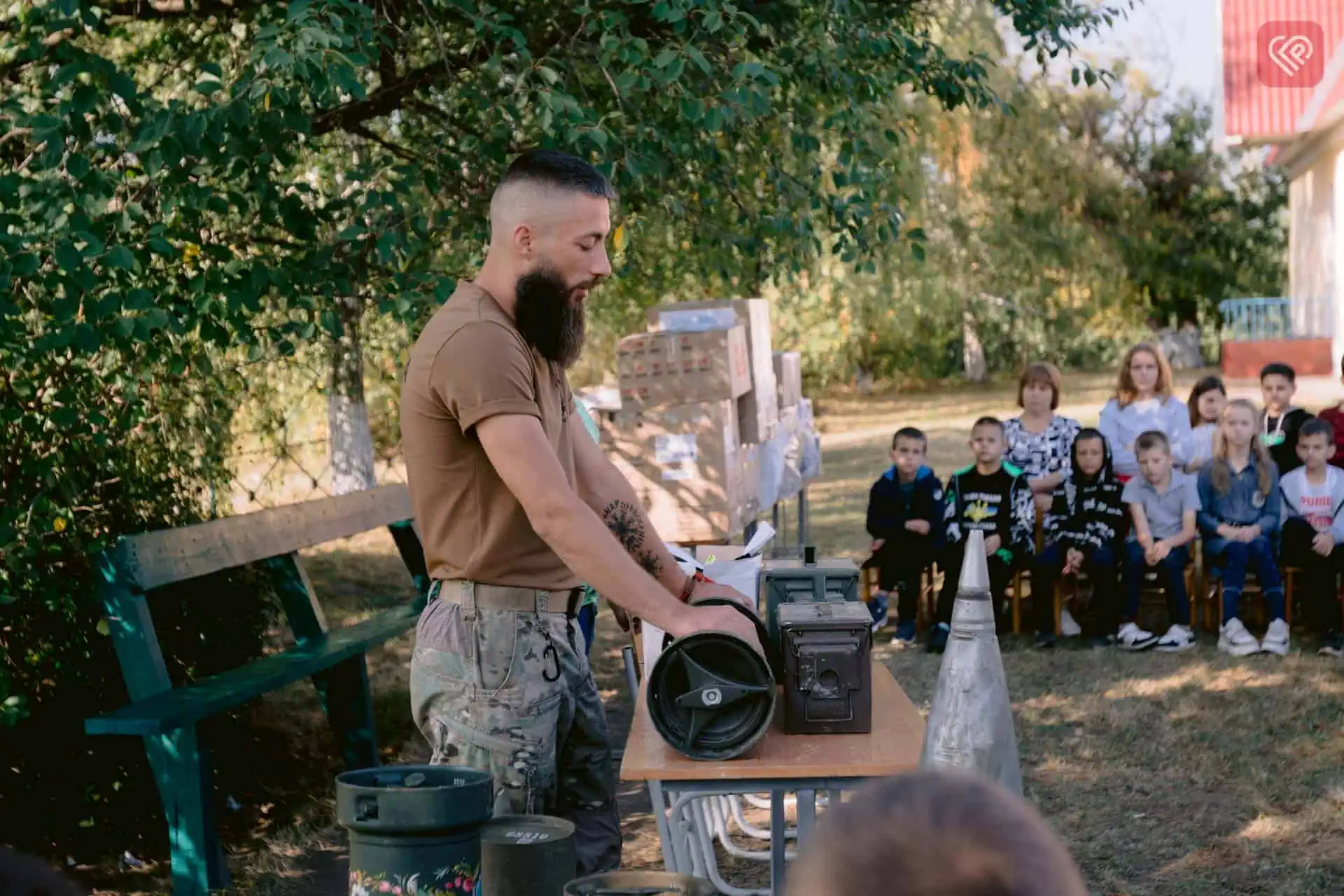 Волонтер ГО «4.5.0 Переяслав» та воїн бригади «Маґура» поспілкувалися з учнями Демʼянецької гімназії