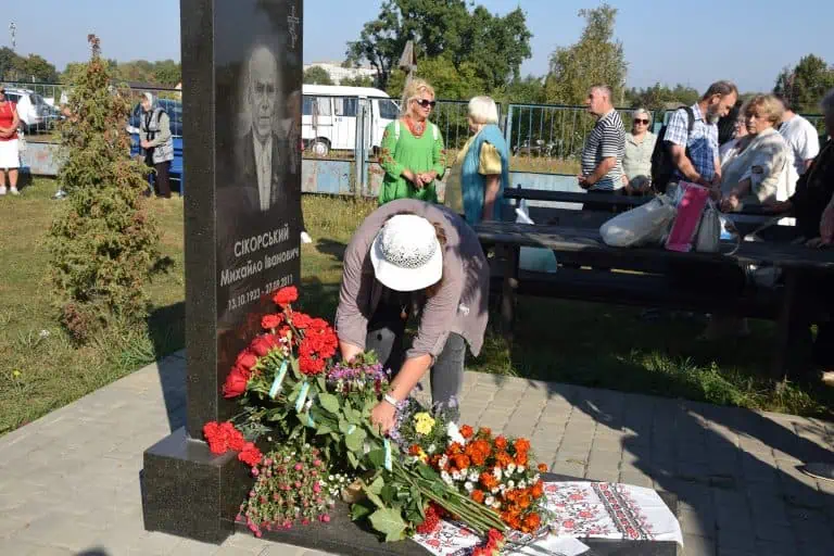 На Заальтицькому кладовищі відбулась панахида на могилі «батька» переяславських музеїв, Героя України Михайла Сікорського