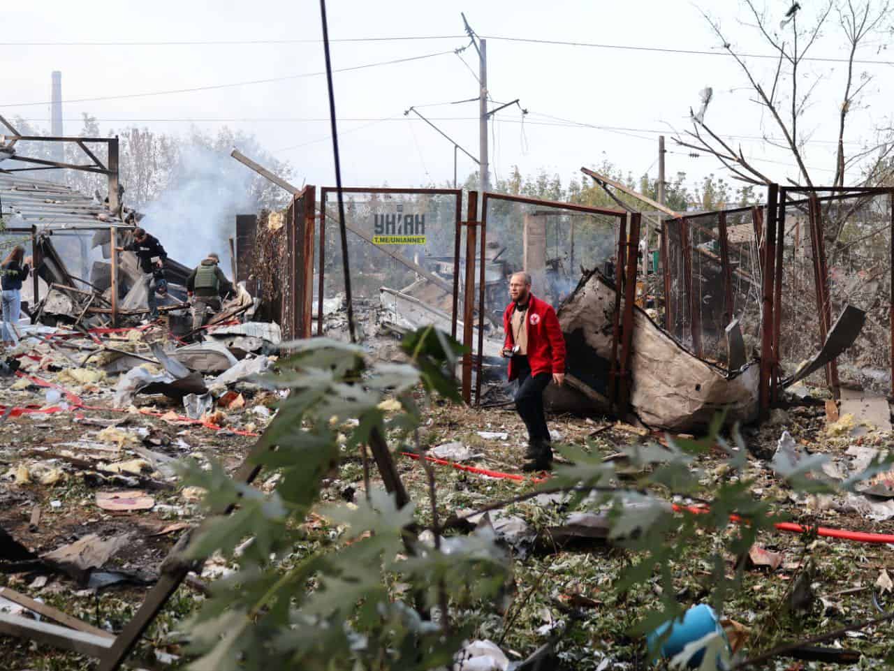 У Києві та Київській області внаслідок ракетного обстрілу є руйнування та постраждалі: яка ситуація в інших регіонах