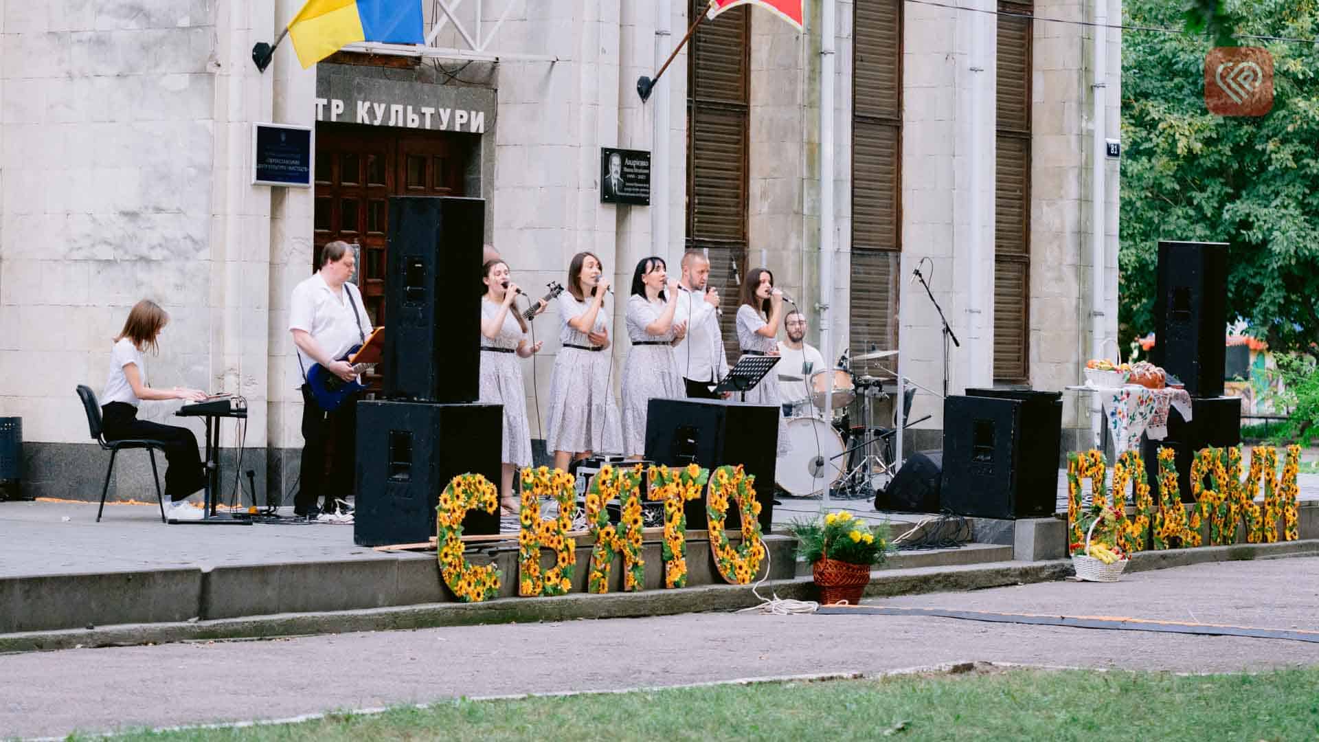 У Переяславі відзначили «Свято подяки»: воно згуртувало десятки переяславців навколо вдячних молитов за Україну, місто та врожай
