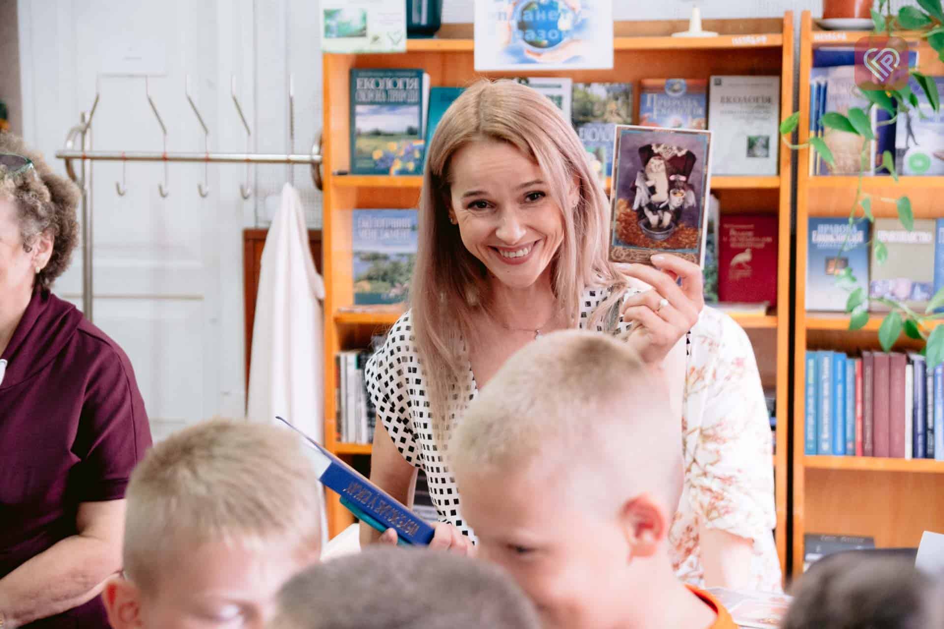 У Переяславі відкрили виставку авторських ляльок-котиків – героїв казкових історій