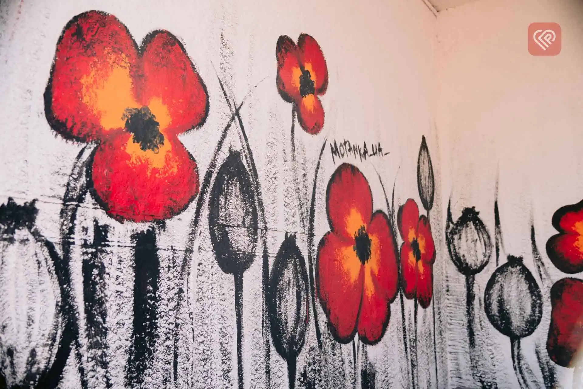 «Незламні. Лиш боротись – значить жить»: у Гайшині оновили зупинку громадського транспорту та прикрасили малюнком ляльки-мотанки