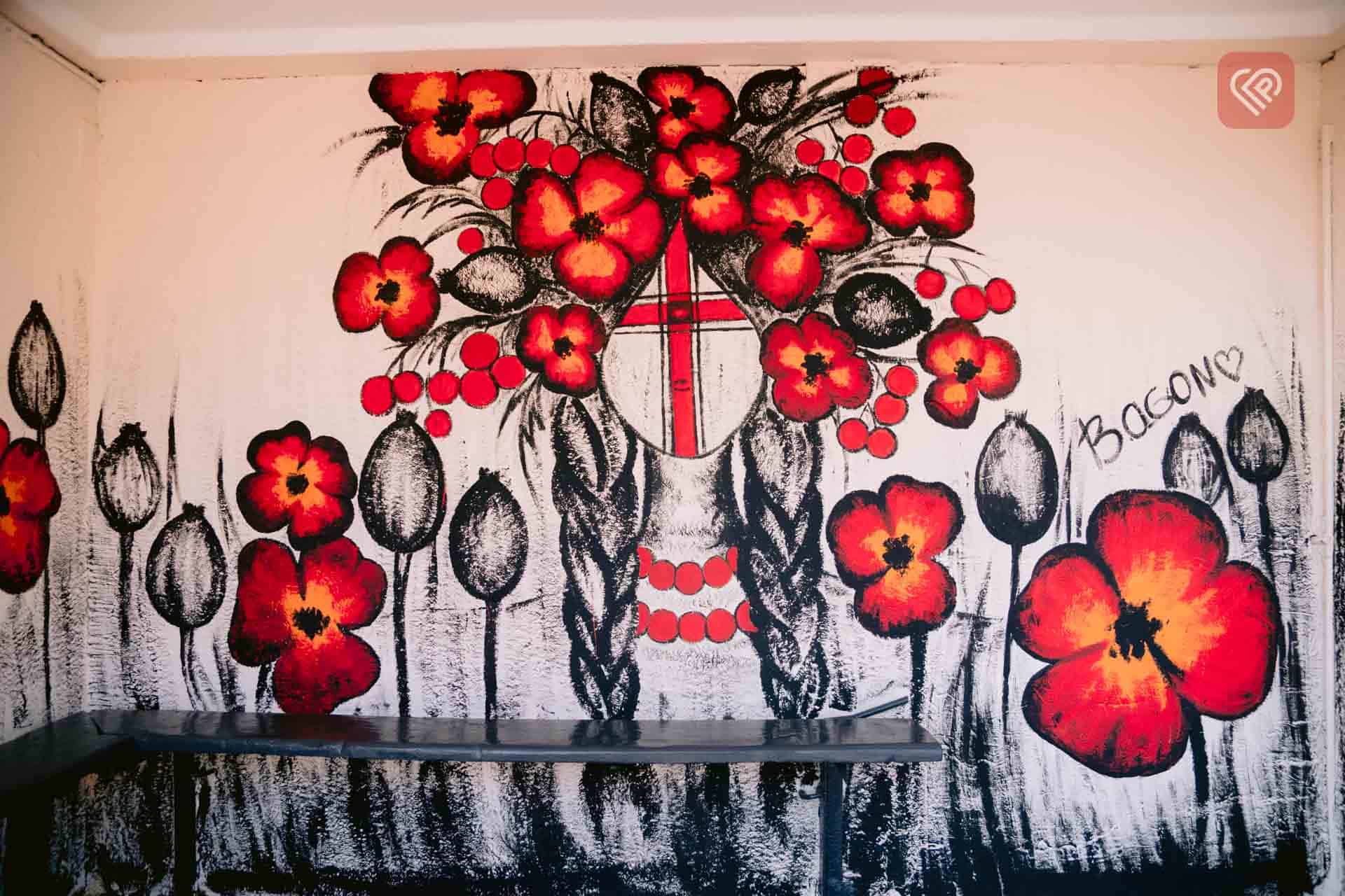 «Незламні. Лиш боротись – значить жить»: у Гайшині оновили зупинку громадського транспорту та прикрасили малюнком ляльки-мотанки