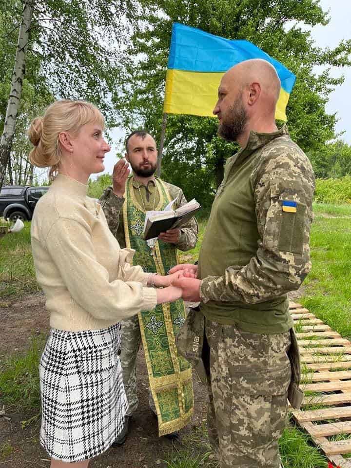 Військовий капелан із Переяслава Дмитро Волошин підтримує бійців і вінчає закоханих на передовій