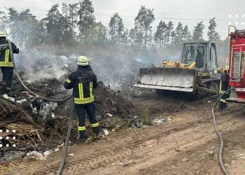 Переяславські рятувальники майже три години гасили пожежу на сміттєзвалищі