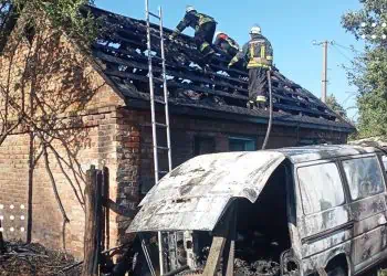 На Переяславщині горіла господарча будівля: внаслідок пожежі згоріло авто (фото + відео)