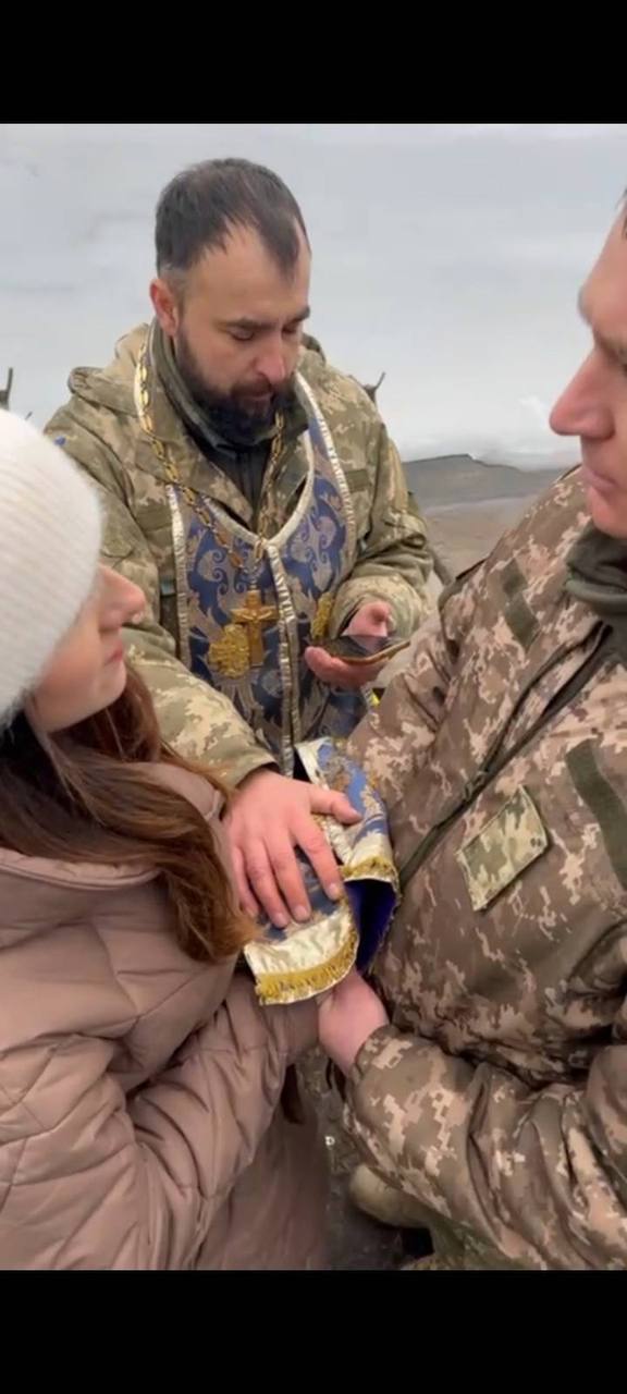 Військовий капелан із Переяслава Дмитро Волошин підтримує бійців і вінчає закоханих на передовій
