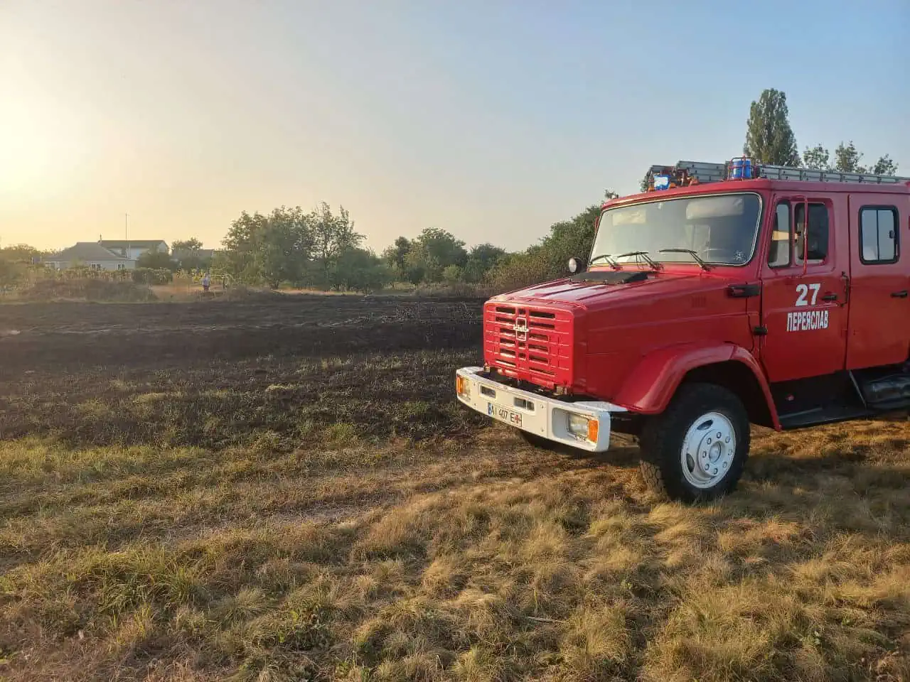На Переяславщині місцеві жителі самотужки ліквідували дві пожежі: у Помоклях і Стовп'ягах горів трав'яний настил